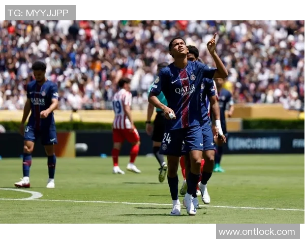 中超精彩对决：里昂凭乌龙球绝杀巴黎圣日耳曼全场沸腾