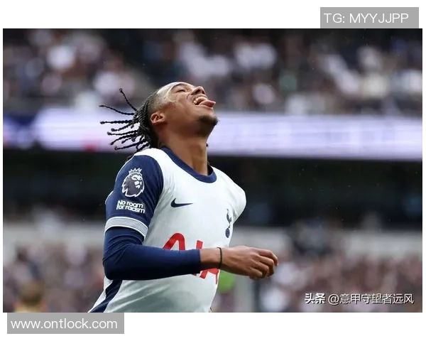 曼联友谊赛大胜热刺五球狂潮引发争议判罚热议